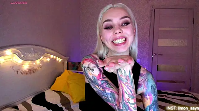 LillyMoure_ webcam