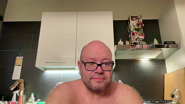 theitalianbear live cam on StripChat