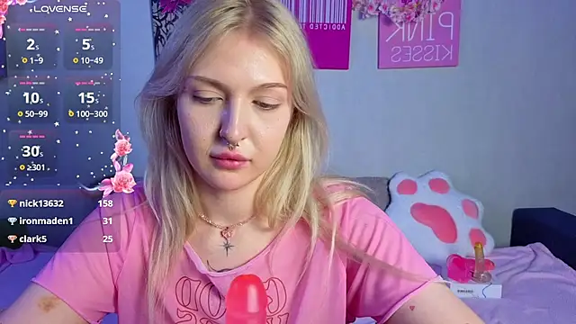 BlondieSummer live cam on StripChat