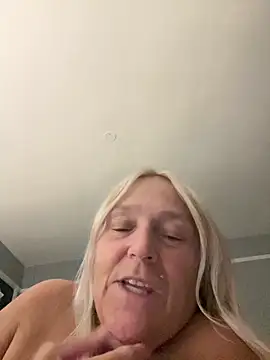 Webcam Model(Blondnboujee53) is live