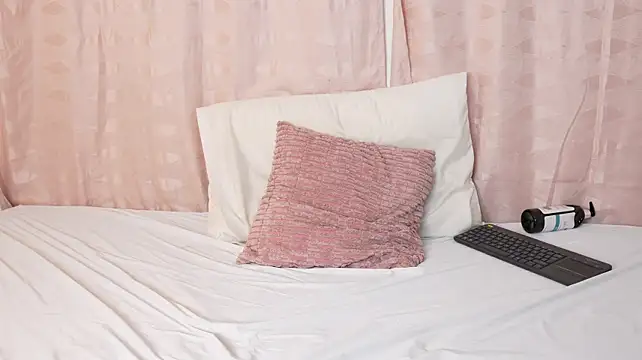 Emi_latingirl live cam on StripChat