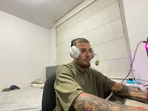 Maximo_Garcia17 live cam on StripChat