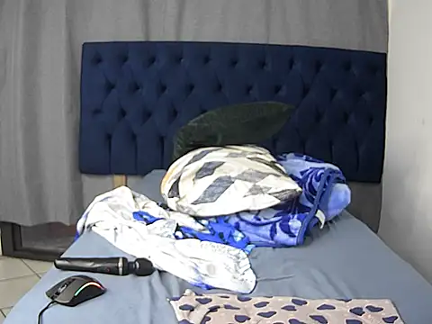 Hugetits- live cam on StripChat