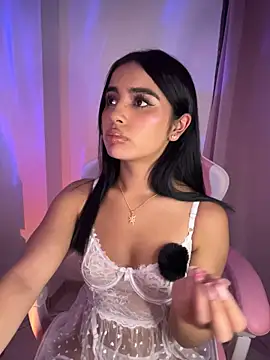 Emily-14 live cam on StripChat