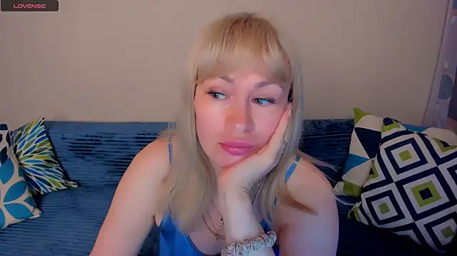 EllenMoore live cam on StripChat