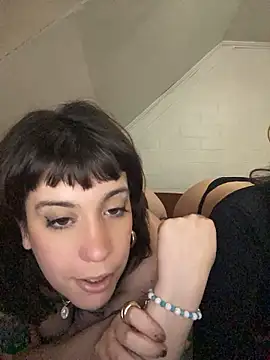 gattasromanxxe (F young) - en cuatro desnuda por 3 min