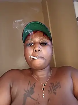 Queenmillan live cam on StripChat