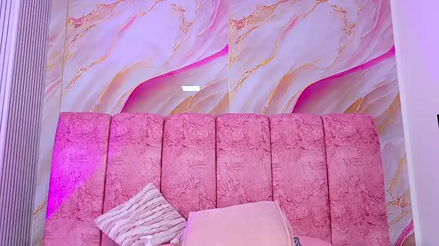 emmacurvy live cam on StripChat