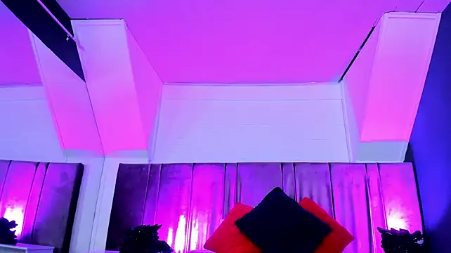 Isaa_Lopez live cam on StripChat