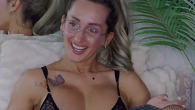 IsabelleEthan live cam on StripChat