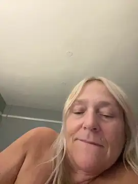 Blondnboujee53 live cam on StripChat