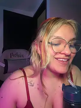 Sophia_Weest99 live cam on StripChat