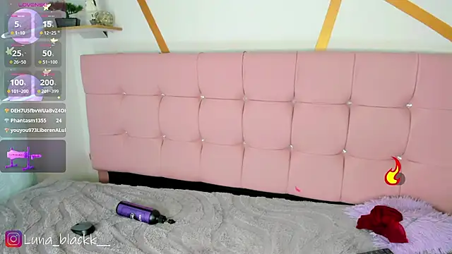 Luna_blackk live cam on StripChat