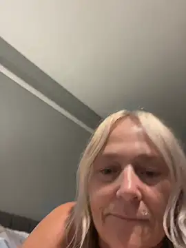 Blondnboujee53 webcam