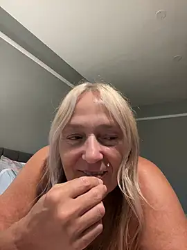 Webcam Model(Blondnboujee53) is live
