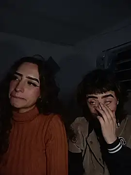 AlexxaAndRileyy live cam on StripChat