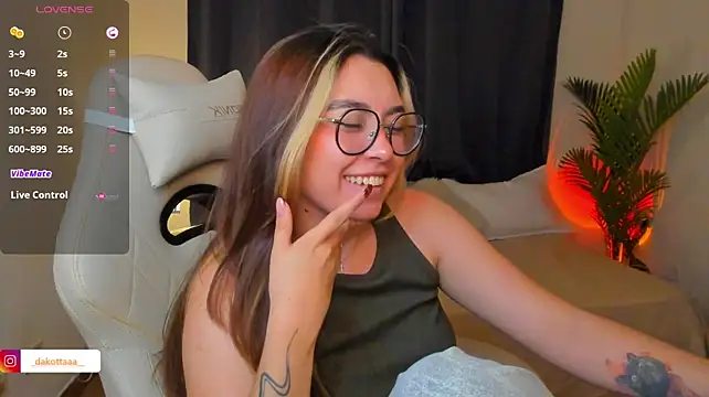 dakottaa_ live cam on StripChat