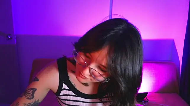 Yuliennegg live cam on StripChat