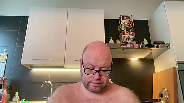 theitalianbear live cam on StripChat