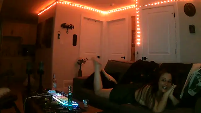 Queenemerald live cam on StripChat
