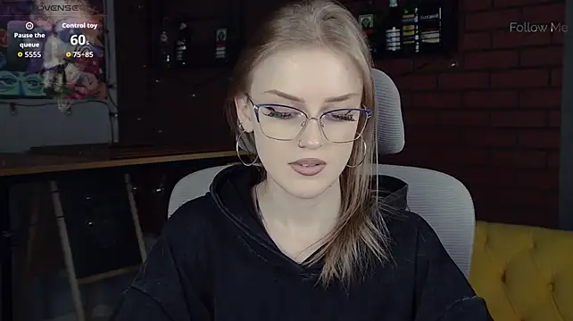 KiraMontoya live cam on StripChat