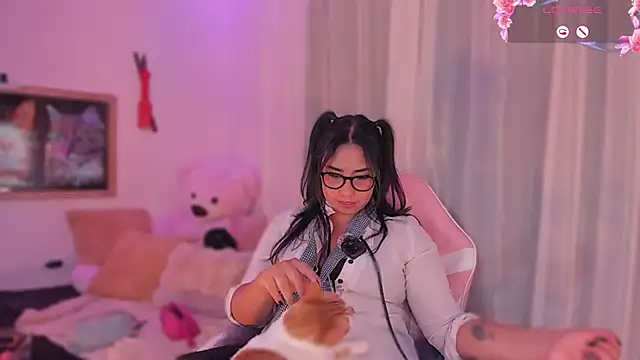 kiki_cavilll live cam on StripChat