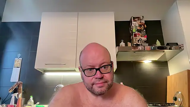 theitalianbear live cam on StripChat