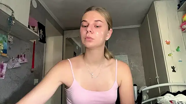 HoneysPiee live cam on StripChat