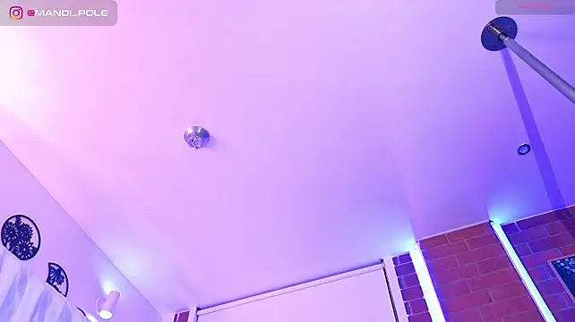 mandi4pole_ (F young) - Show boobs