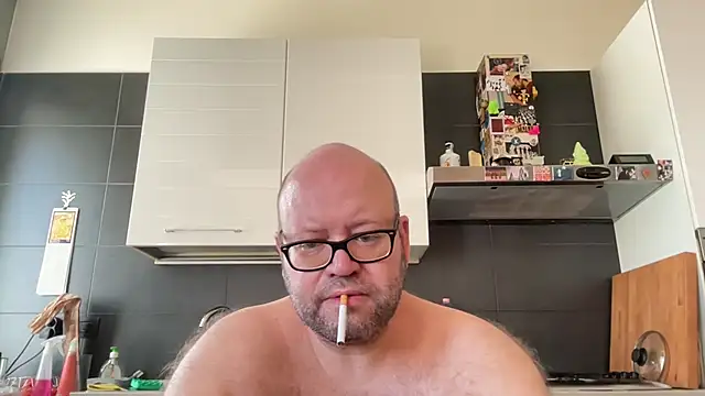 theitalianbear live cam on StripChat