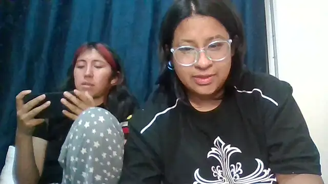 sarah12333 live cam on StripChat