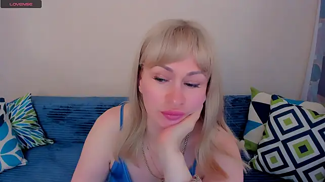 EllenMoore live cam on StripChat