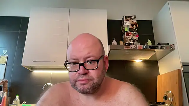 theitalianbear live cam on StripChat