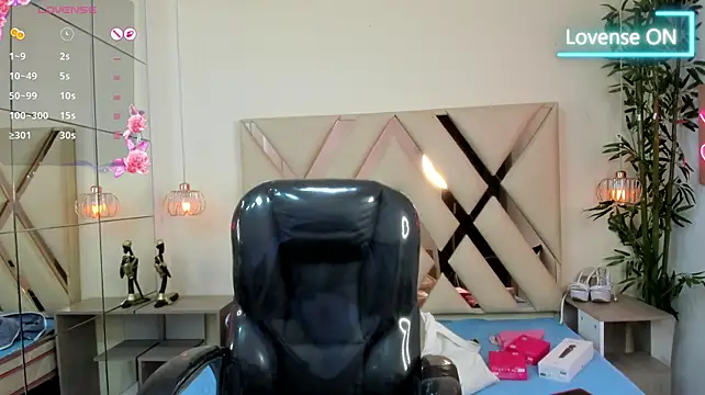 scarletcherry18's live cam