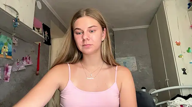 HoneysPiee webcam