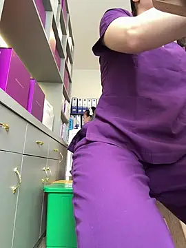 secretly_masturbating live cam on StripChat