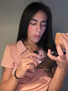 DaphneUwu live cam on StripChat