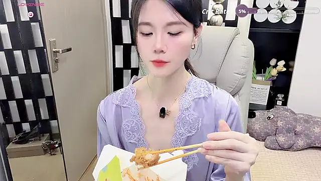 Yueyue-MM live cam on StripChat