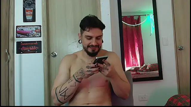 Aaron_kwok28 live cam on StripChat