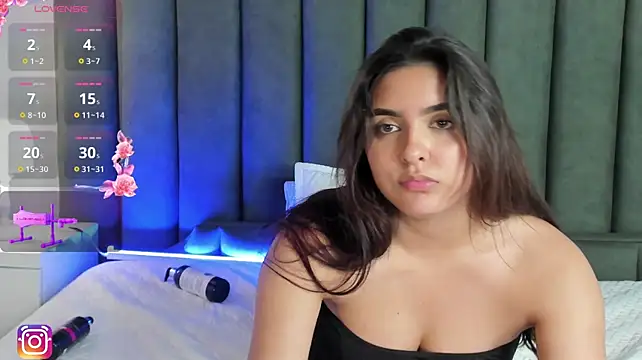 Chloe_Miiller live cam on StripChat