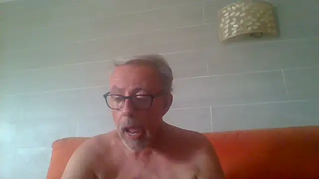 tuggy59 (M grandpa) - close up helmet