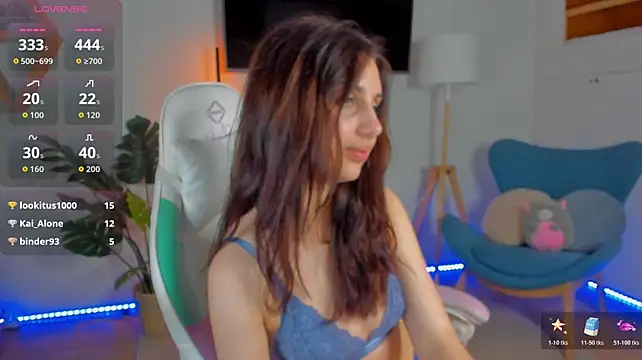 Kira_Moonnn live cam on StripChat