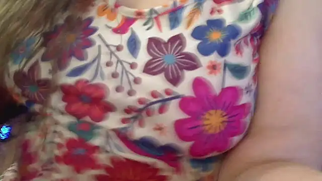 Ireallysquirt live cam on StripChat