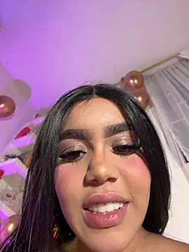Tyra_malkovaa live cam on StripChat