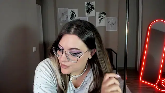 MiraTorson live cam on StripChat