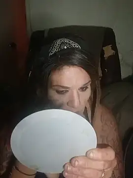 deedeedoll82222 webcam