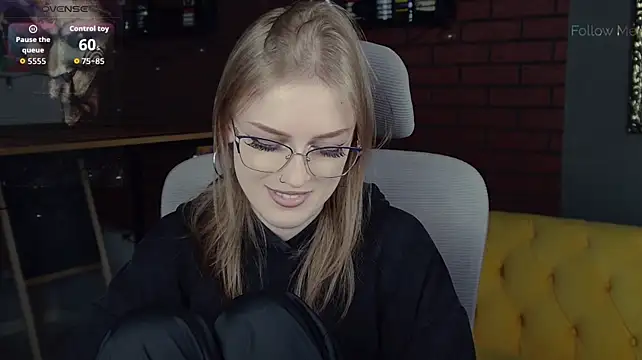 KiraMontoya live cam on StripChat