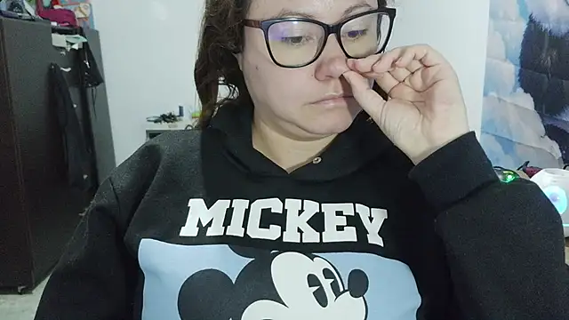 curly_greeneyed live cam on StripChat
