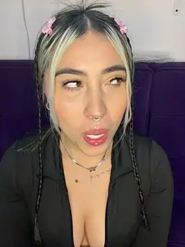 ManuelaVeeleez live cam on StripChat