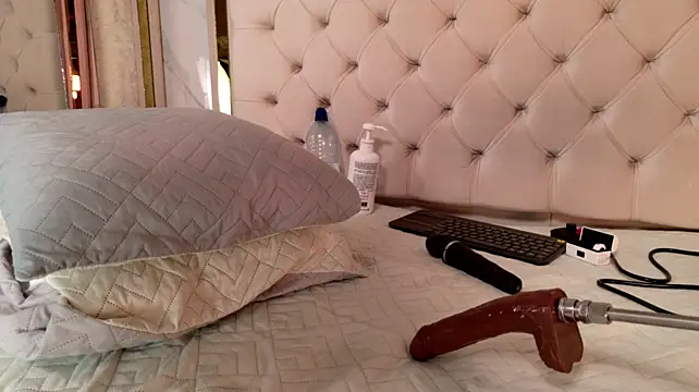 Emaa2_sm live cam on StripChat